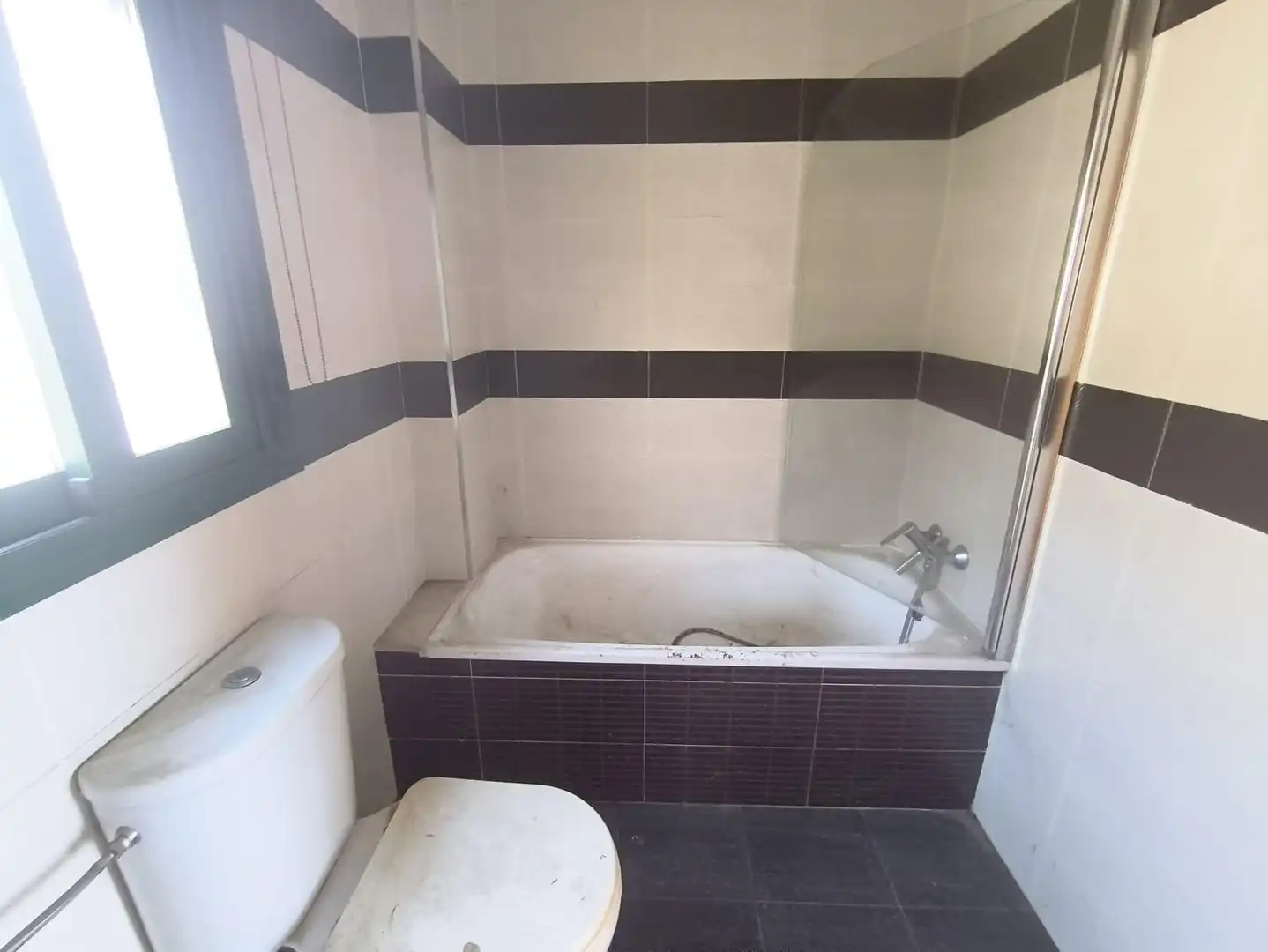 Badezimmer von Dachboden zum Verkauf in Pulianas mit Terrasse und Balkon