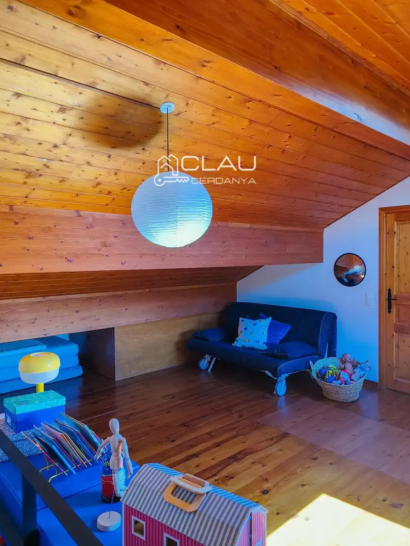 Sala de estar de Dúplex de alquiler en Latour - de - Carol con Calefacción, Parquet y Terraza