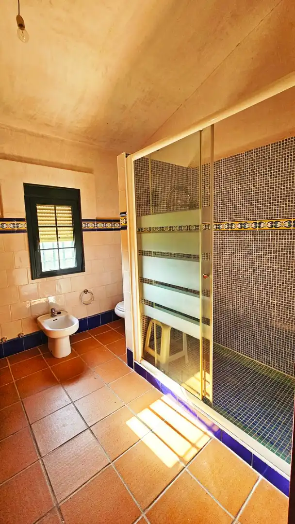 Baño de Casa o chalet en venta en El Castillo de las Guardas con Aire acondicionado, Jardín privado y Terraza