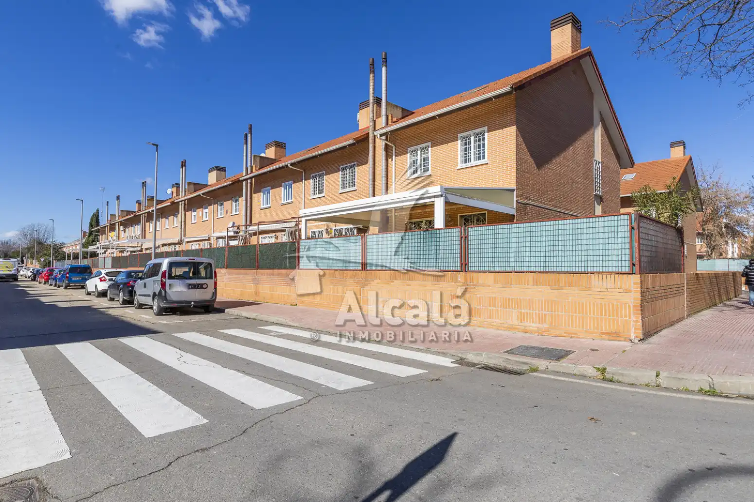 Außenansicht von Einfamilien-Reihenhaus zum Verkauf in Alcalá de Henares mit Heizung, Parkett und Schwimmbad