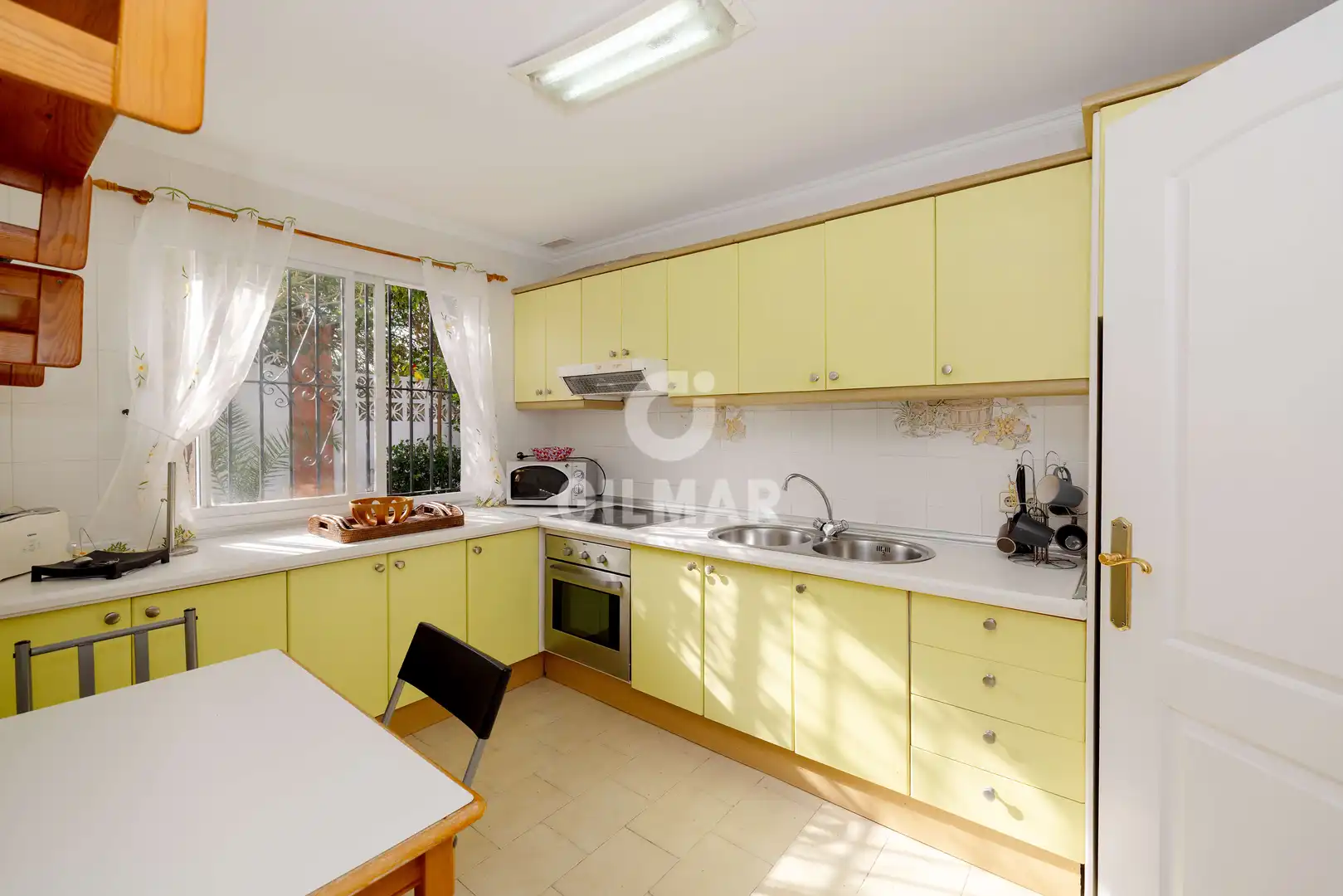 Cuina de Casa o xalet en venda en Marbella amb Jardí privat i Piscina