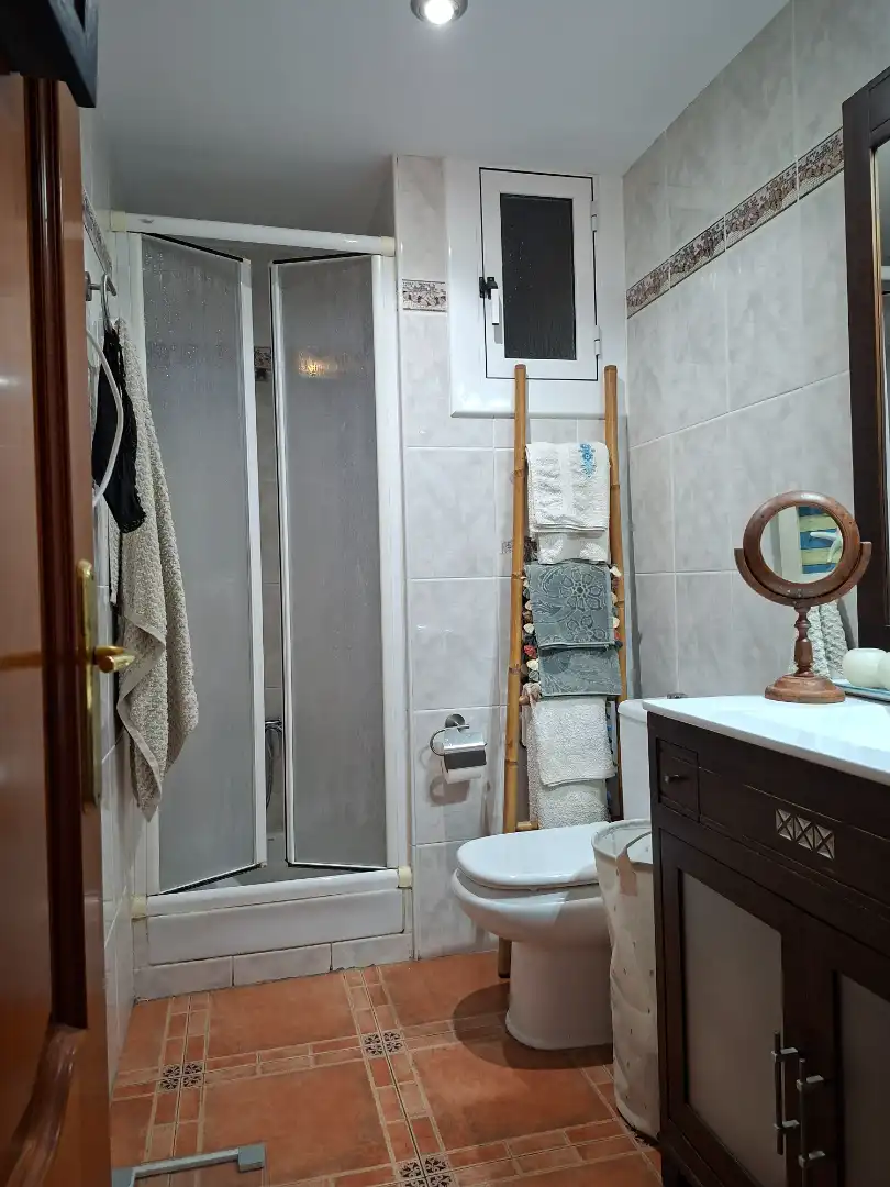 Baño de Apartamento de alquiler en Pineda de Mar con Aire acondicionado, Amueblado y Horno