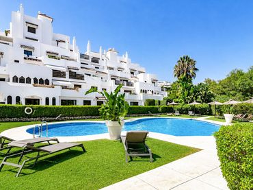 Bajo con piscina en venta en Selwo