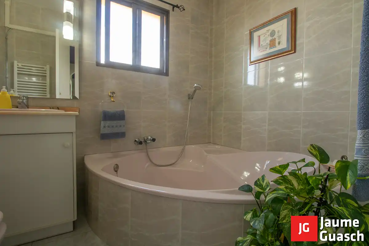 Baño de Casa adosada en venta en Torredembarra con Aire acondicionado, Calefacción y Jardín privado