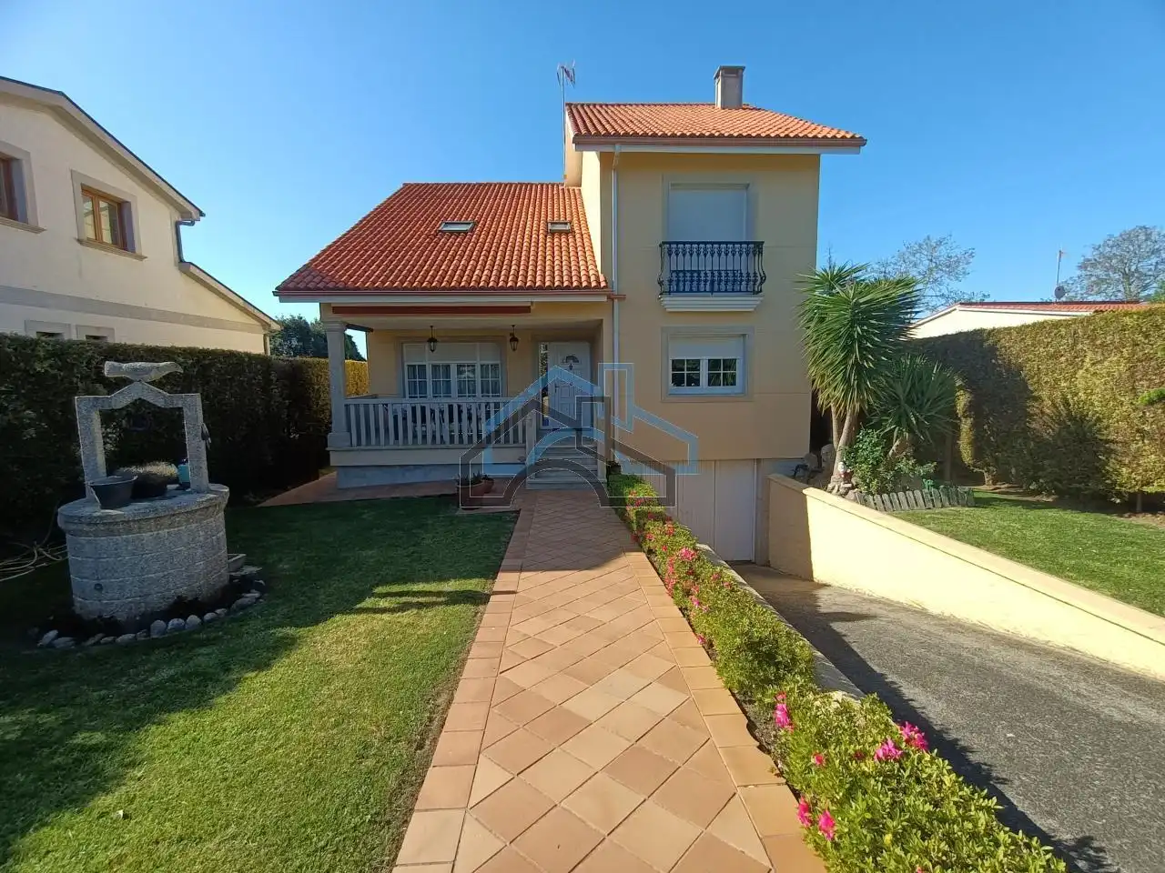 Vista exterior de Casa o xalet de lloguer en Oleiros amb Calefacció, Jardí privat i Parquet