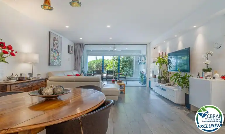 Sala d'estar de Apartament en venda en Roses amb Calefacció i Moblat