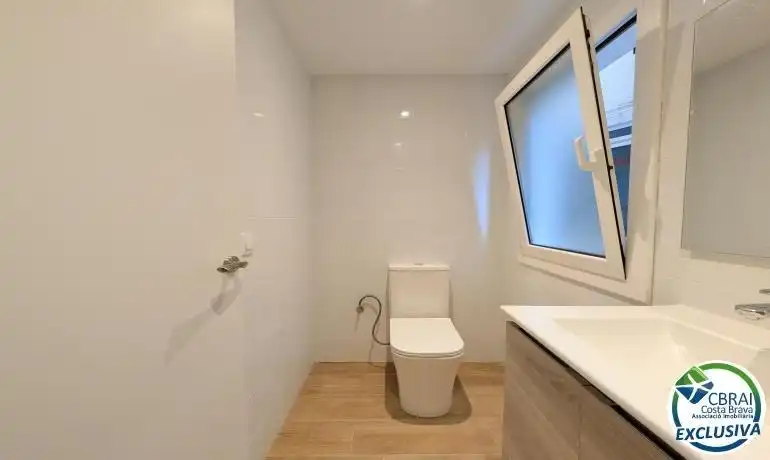 Badezimmer von Wohnungen zum Verkauf in Portbou mit Klimaanlage