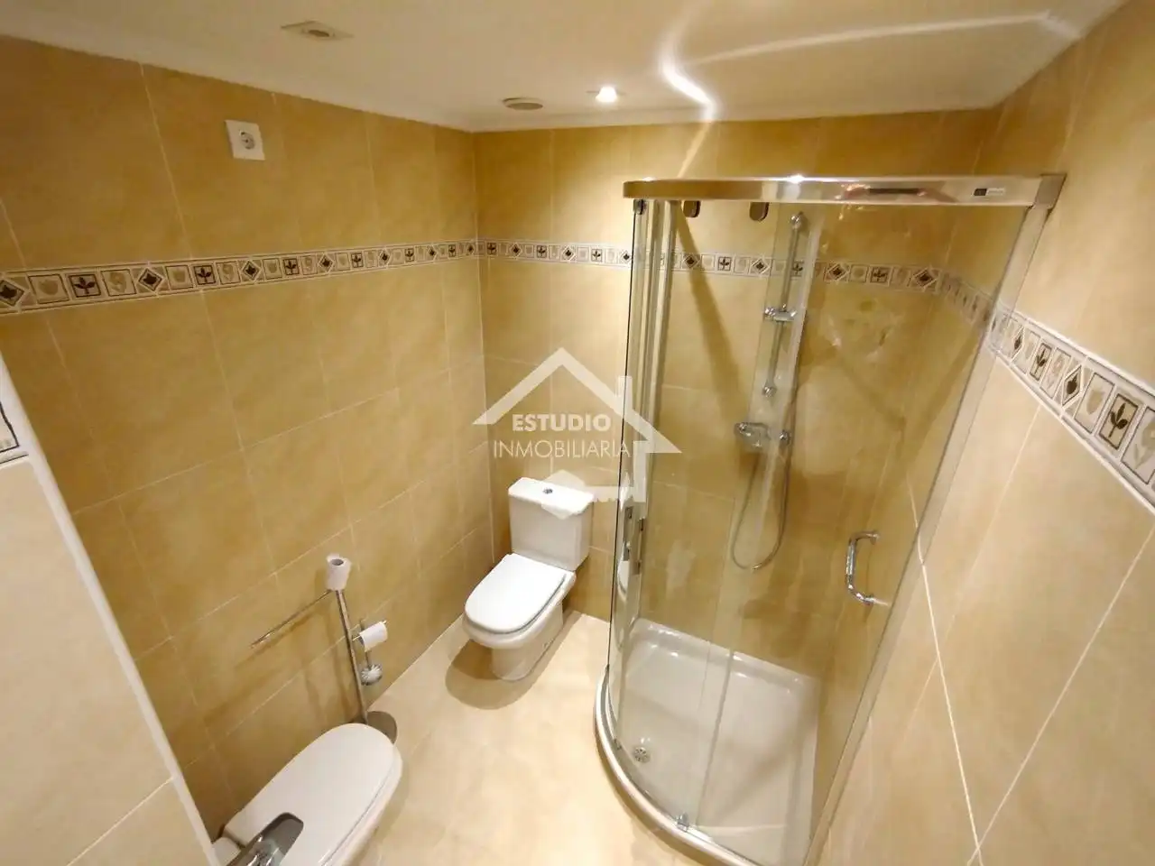 Badezimmer von Wohnung zum Verkauf in Oyón-Oion mit Heizung, Abstellraum und Balkon