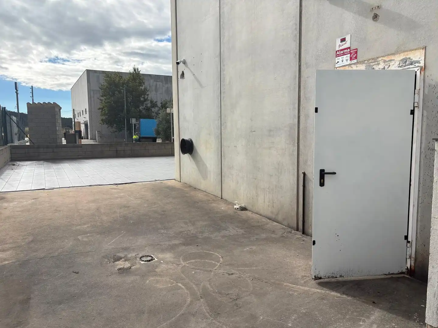 Aparcament de Nau industrial en venda en La Jonquera, Girona