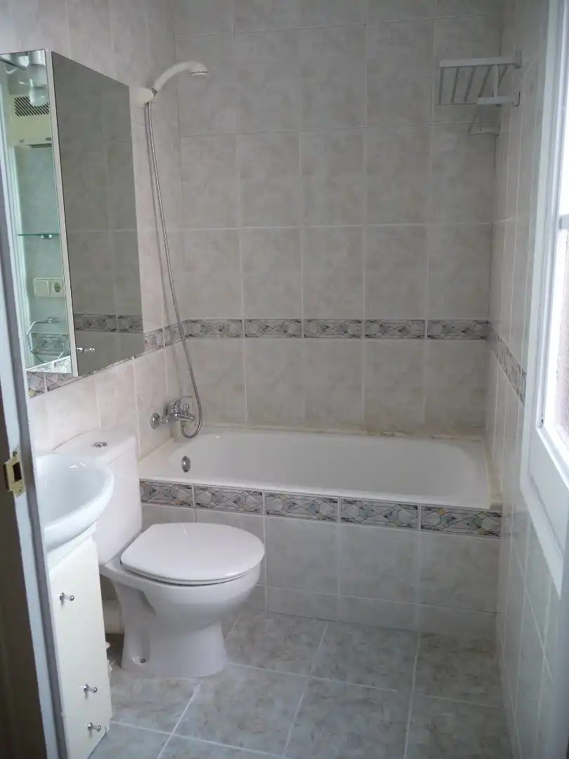 Bany de Apartament de lloguer en Zaragoza amb Calefacció, Moblat i Forn