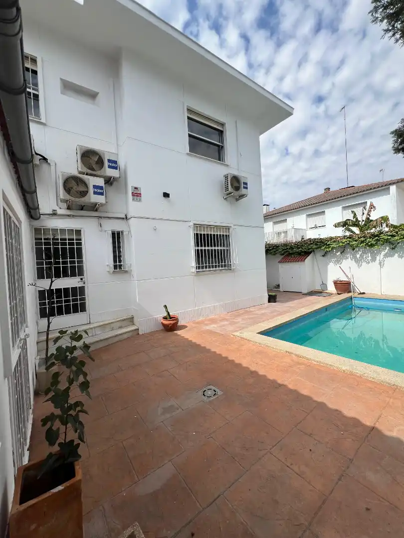 Schwimmbecken von Haus oder Chalet zur Miete in Sevilla mit Klimaanlage, Heizung und Privatgarten