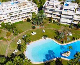 Vista exterior de Àtic en venda en Marbella amb Aire condicionat, Terrassa i Moblat