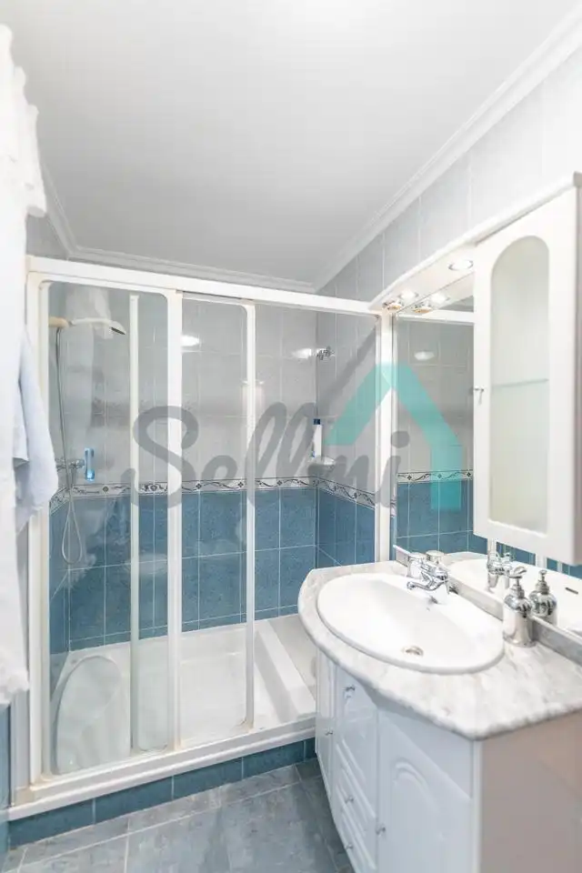 Bathroom of Flat for sale in Gijón   with Heating, Parquet flooring and Furnished