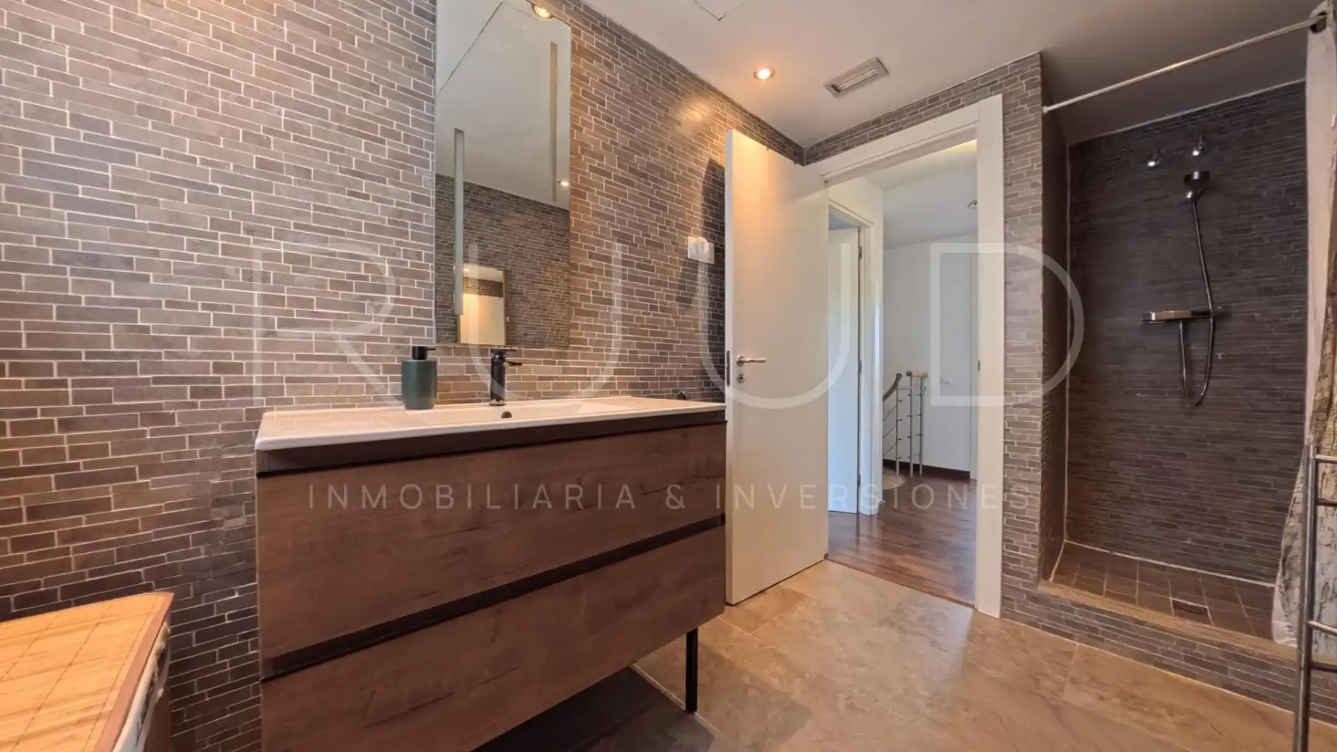 Bathroom of Duplexes for sale in Castelldefels  with Air Conditioner, Heating and Parquet flooring