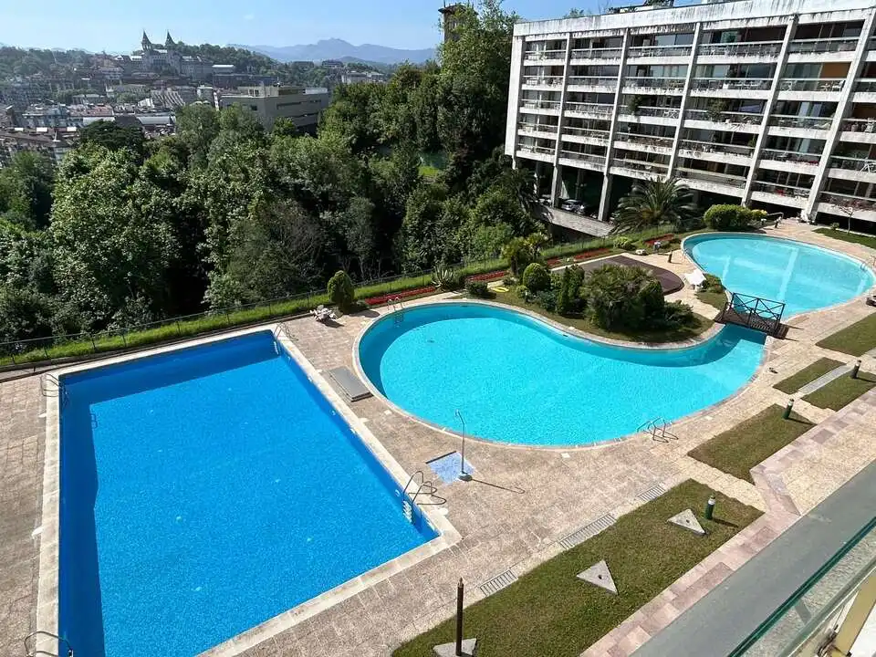 Schwimmbecken von Wohnung zur Miete in Donostia - San Sebastián  mit Heizung, Privatgarten und Terrasse