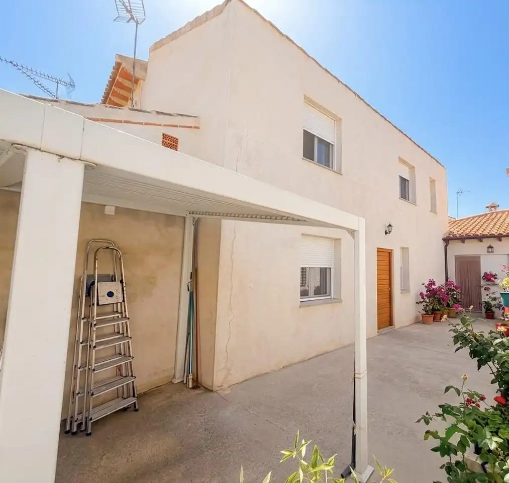 Vista exterior de Casa o xalet en venda en Menasalbas amb Calefacció, Jardí privat i Traster