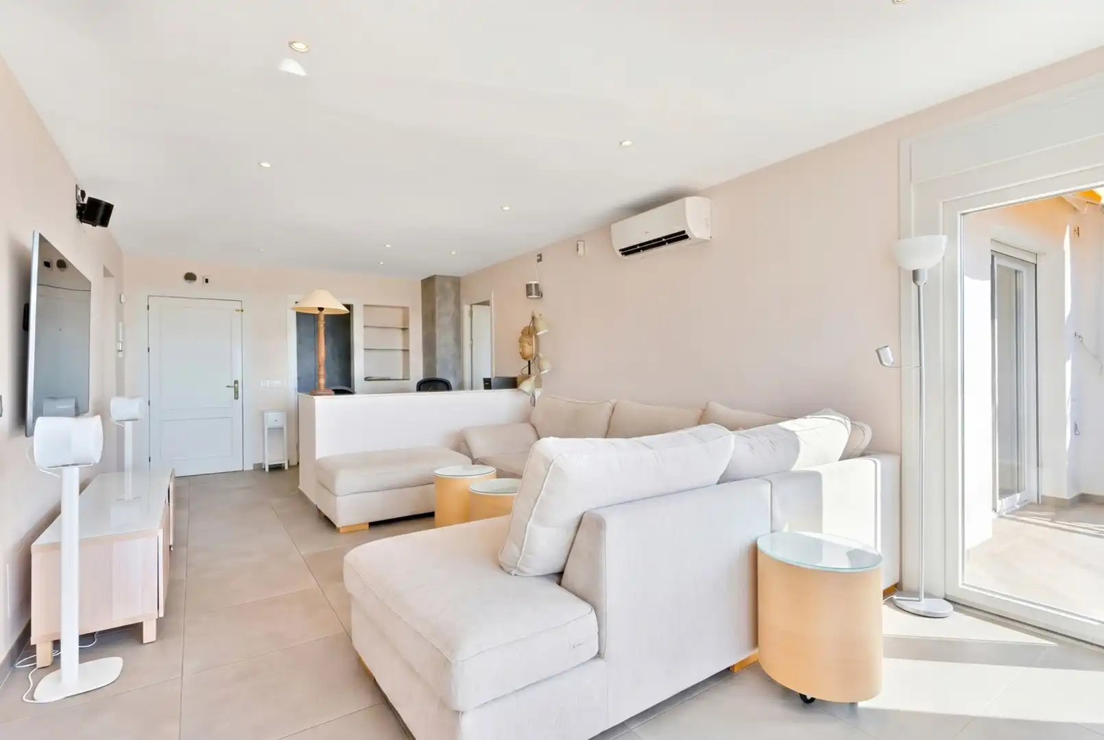 Sala de estar de Ático en venta en Benahavís con Aire acondicionado, Terraza y Piscina