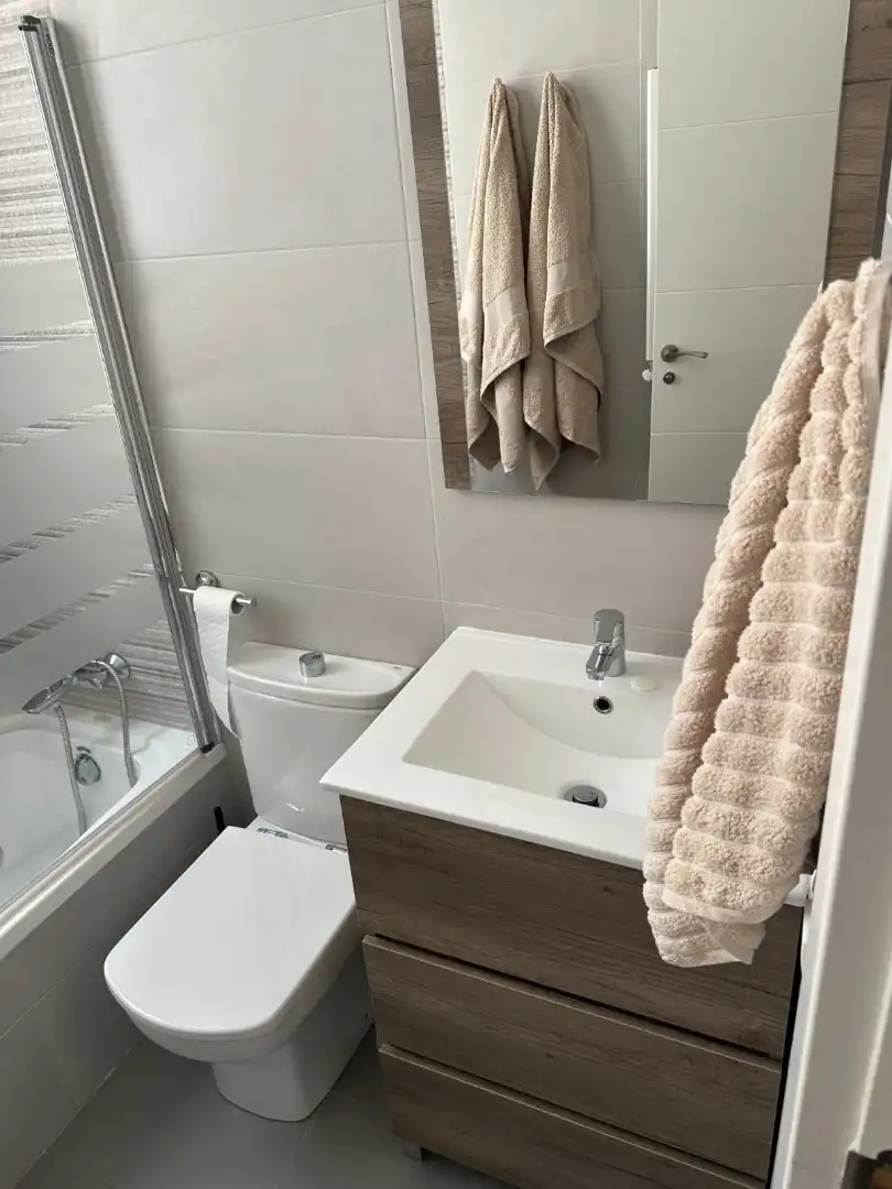Badezimmer von Wohnung zur Miete in Madrid mit Klimaanlage, Heizung und Möbliert