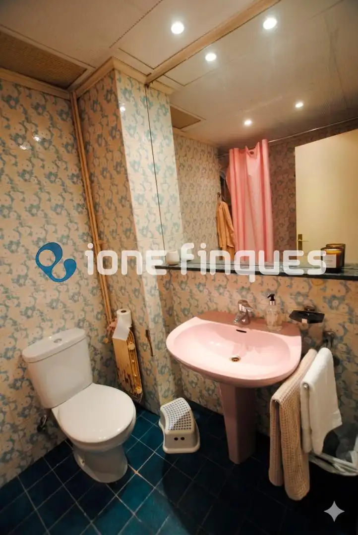 Badezimmer von Wohnung zum Verkauf in Barcelona mit Heizung, Privatgarten und Abstellraum