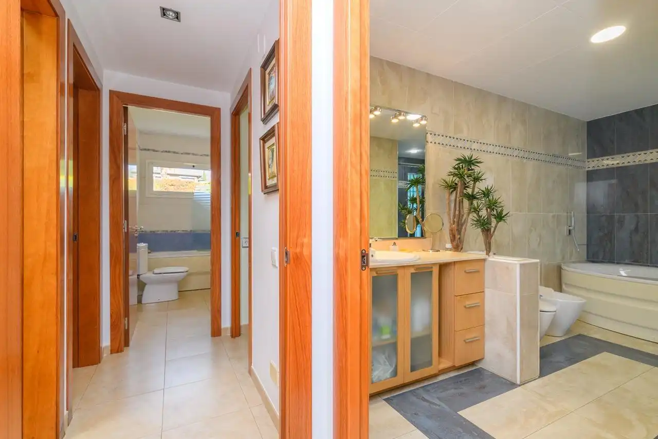 Bathroom of Houses for sale in Sabadell  with Air Conditioner, Heating and Terrace