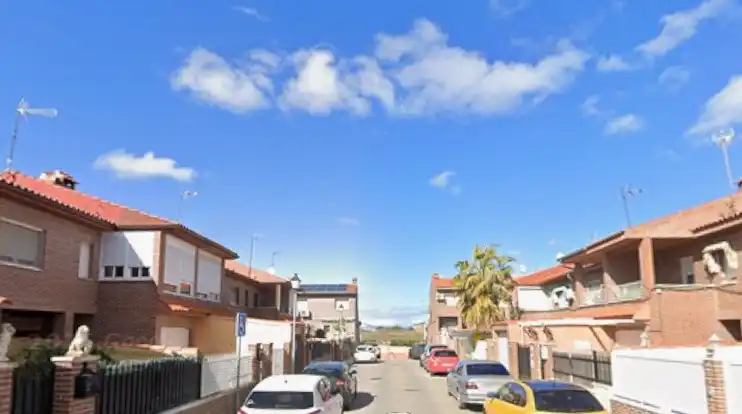Vista exterior de Casa adosada en venta en El Viso de San Juan con Terraza, Trastero y Piscina