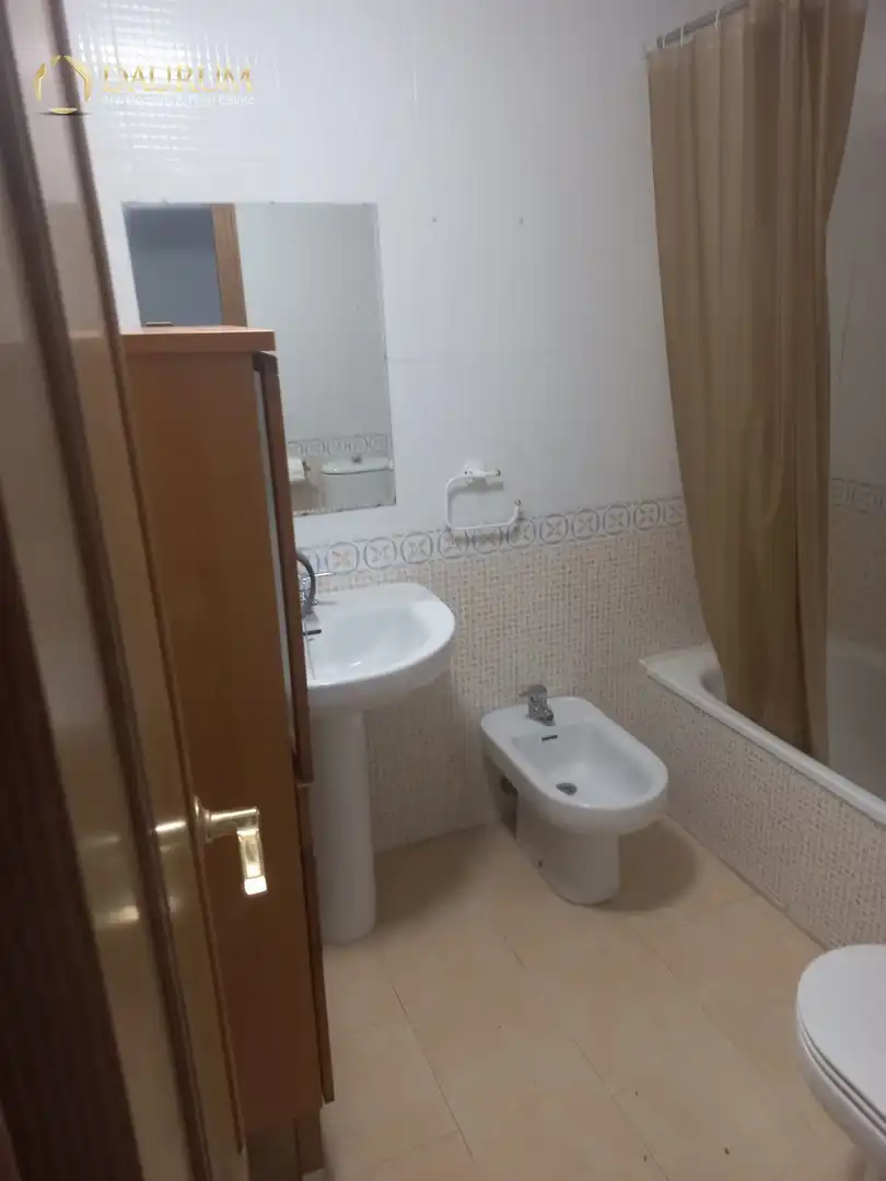 Bathroom of Flat for sale in Valencia  with Air Conditioner, Heating and Terrace