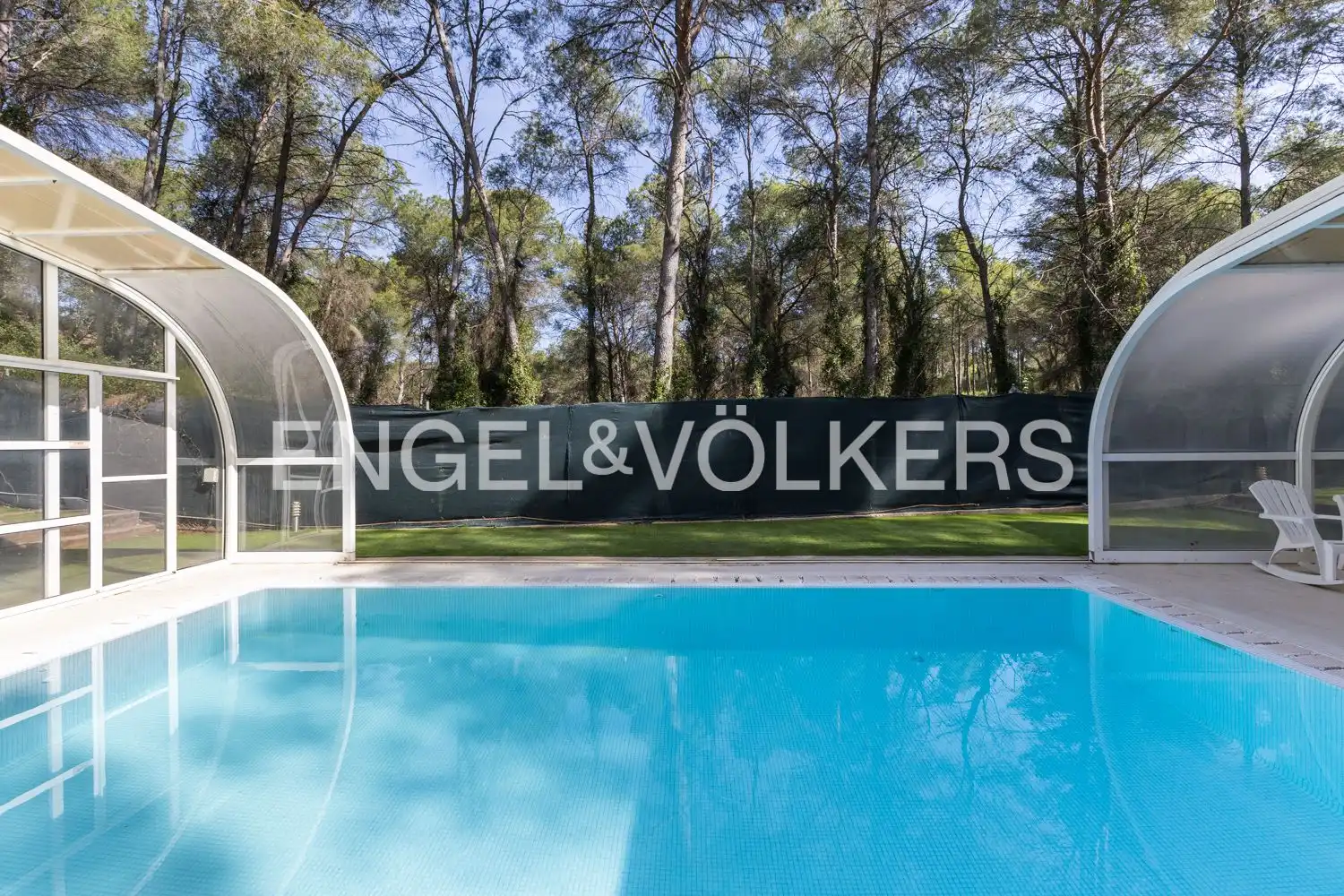 Swimming pool of Houses for sale in Gilet  with Air Conditioner, Heating and Private garden