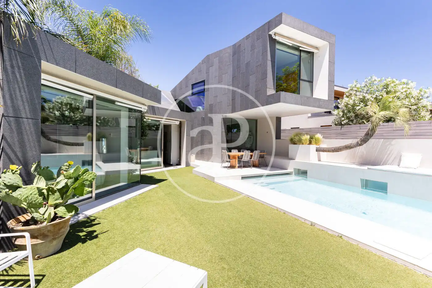Vista exterior de Casa o xalet en venda en Sant Cugat del Vallès amb Aire condicionat, Calefacció i Jardí privat