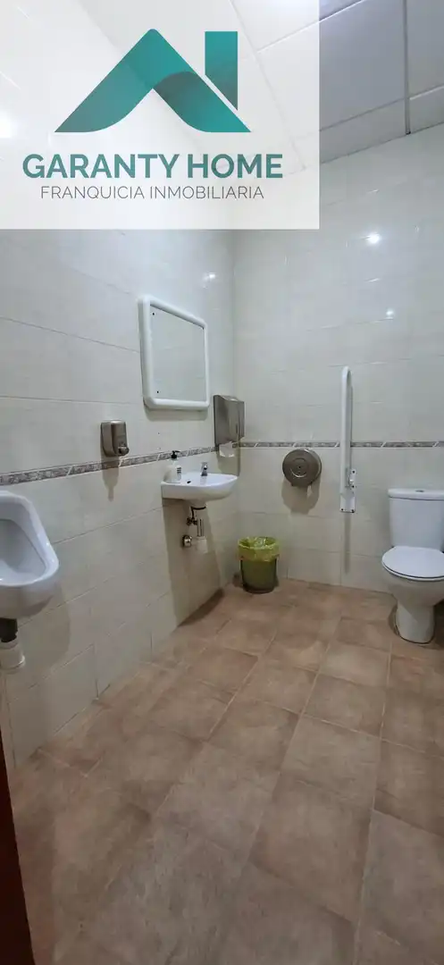 Baño de Local de alquiler en Bormujos con Aire acondicionado