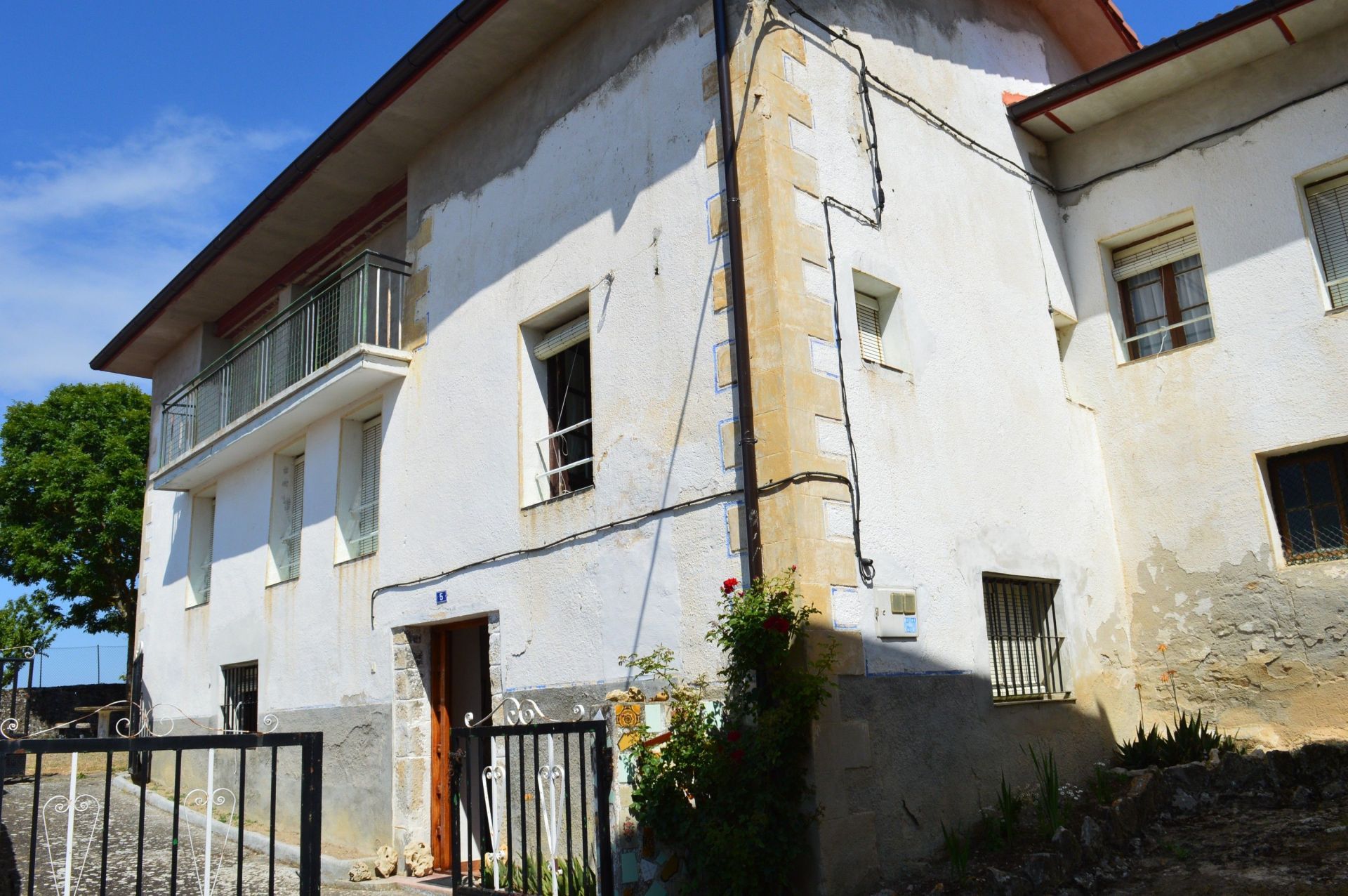 Vista exterior de Casa o xalet en venda en Valle de Losa amb Jardí privat, Terrassa i Traster