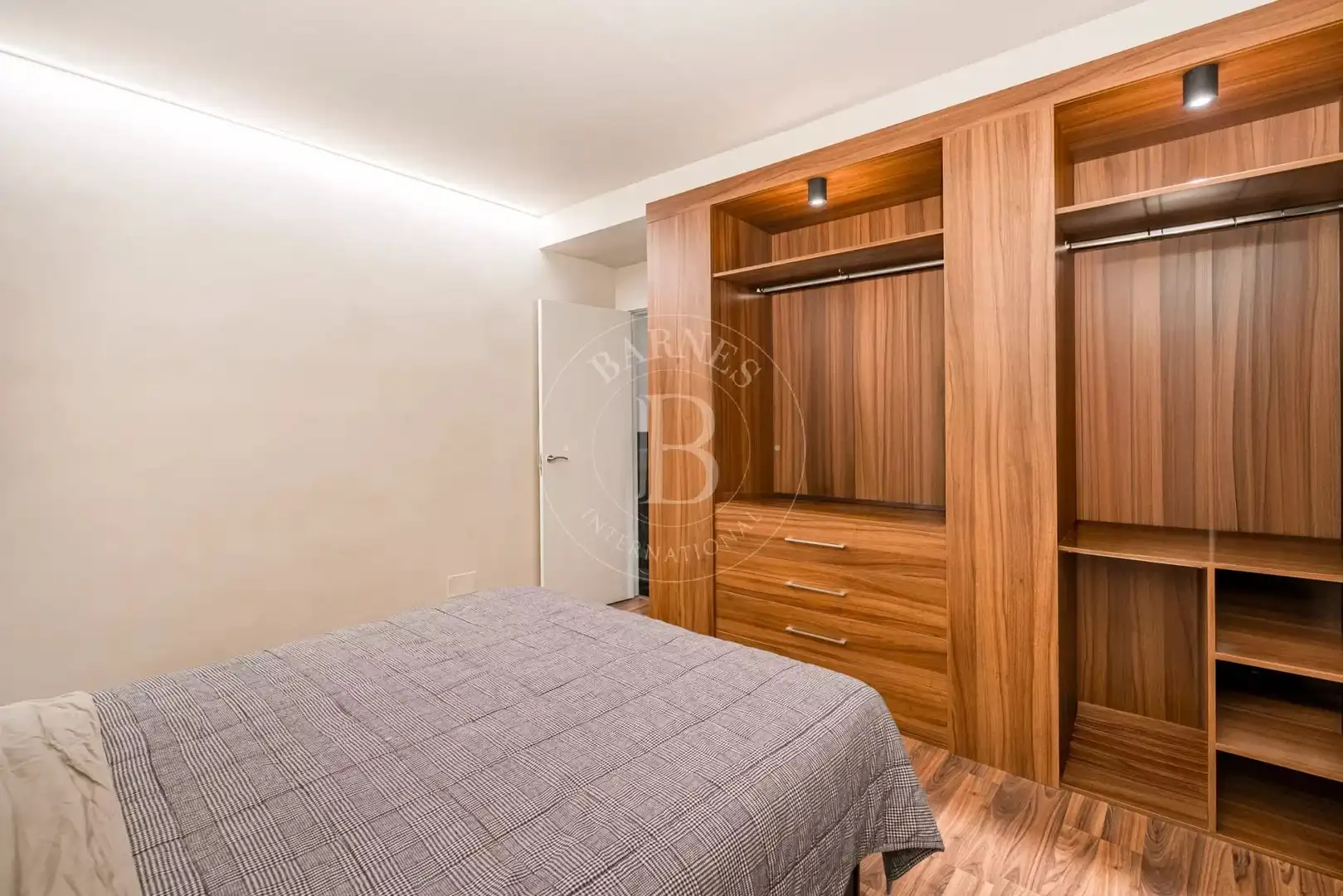 Dormitori de Pis de lloguer en Madrid amb Aire condicionat, Calefacció i Moblat