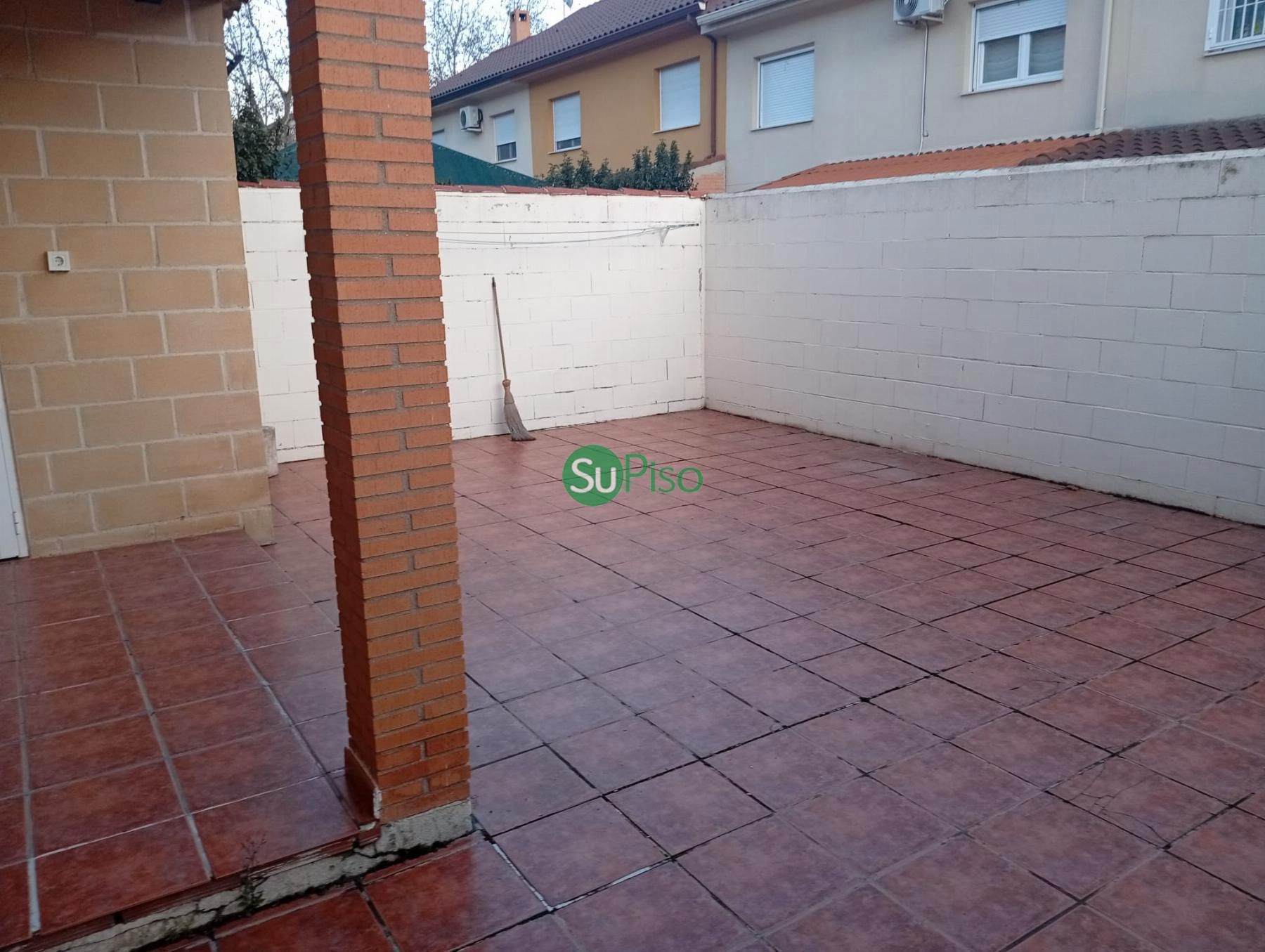 Vista exterior de Casa adosada en venda en Illescas amb Aire condicionat, Calefacció i Jardí privat