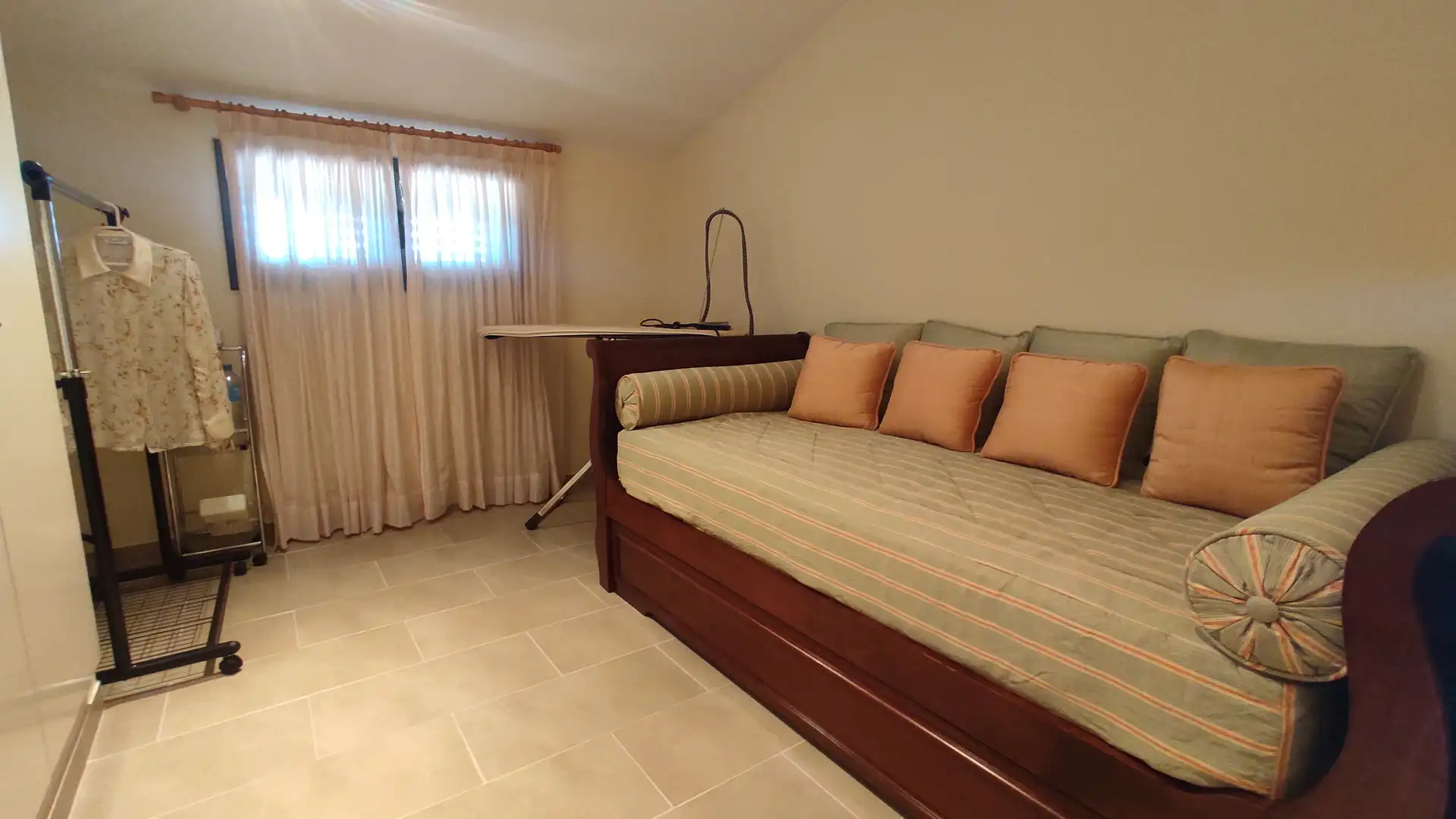 Schlafzimmer von Country house zum Verkauf in Roda de Berà mit Klimaanlage, Heizung und Privatgarten
