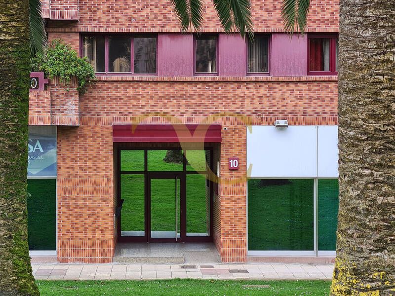 Vista exterior de Piso en venta en Oviedo  con Calefacción