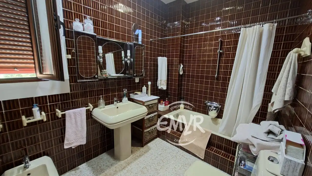 Bany de Casa o xalet en venda en Zamora Capital  amb Calefacció, Jardí privat i Parquet