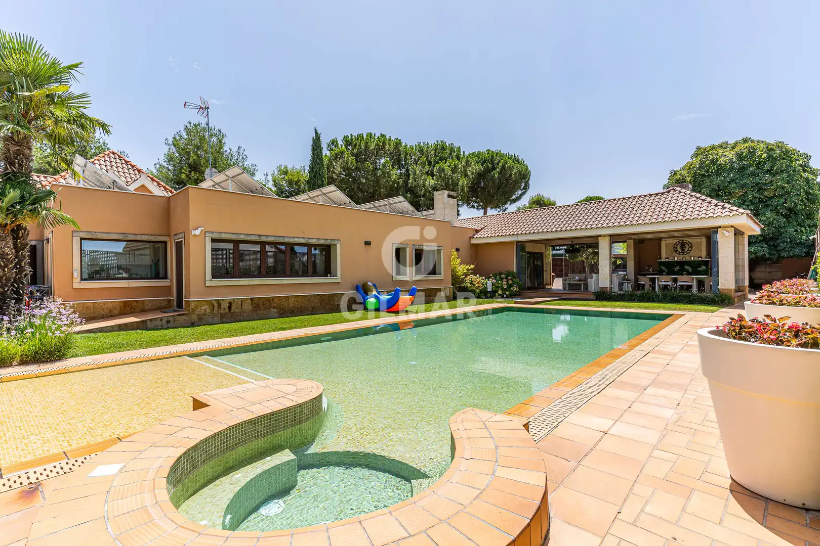 Vista exterior de Casa o xalet en venda en Boadilla del Monte amb Calefacció, Jardí privat i Piscina