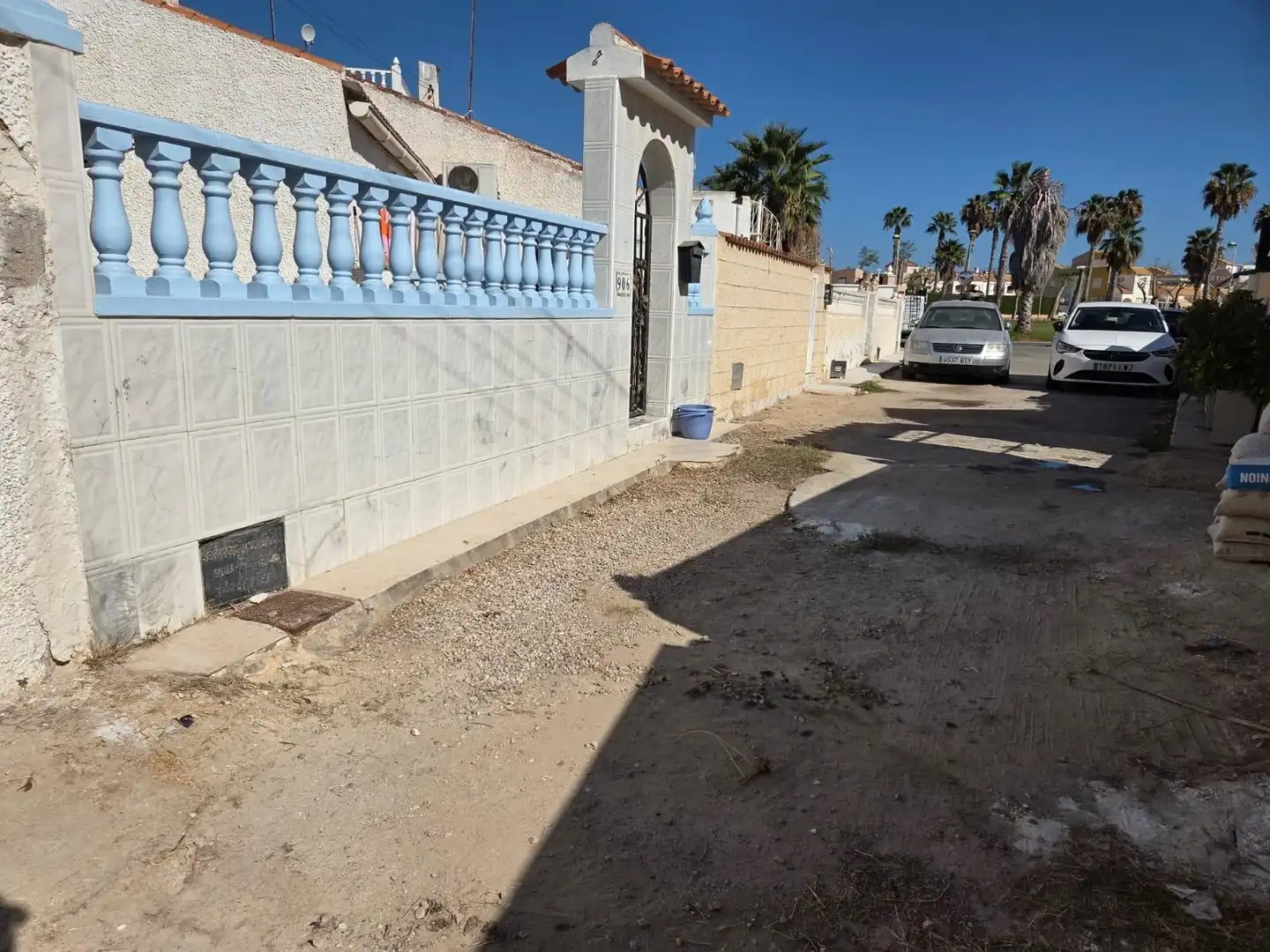 Vista exterior de Casa o xalet en venda en Torrevieja amb Jardí privat i Terrassa
