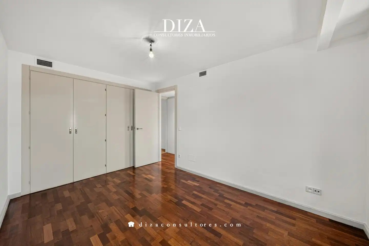 Dormitori de Casa adosada de lloguer en Madrid amb Aire condicionat, Calefacció i Jardí privat