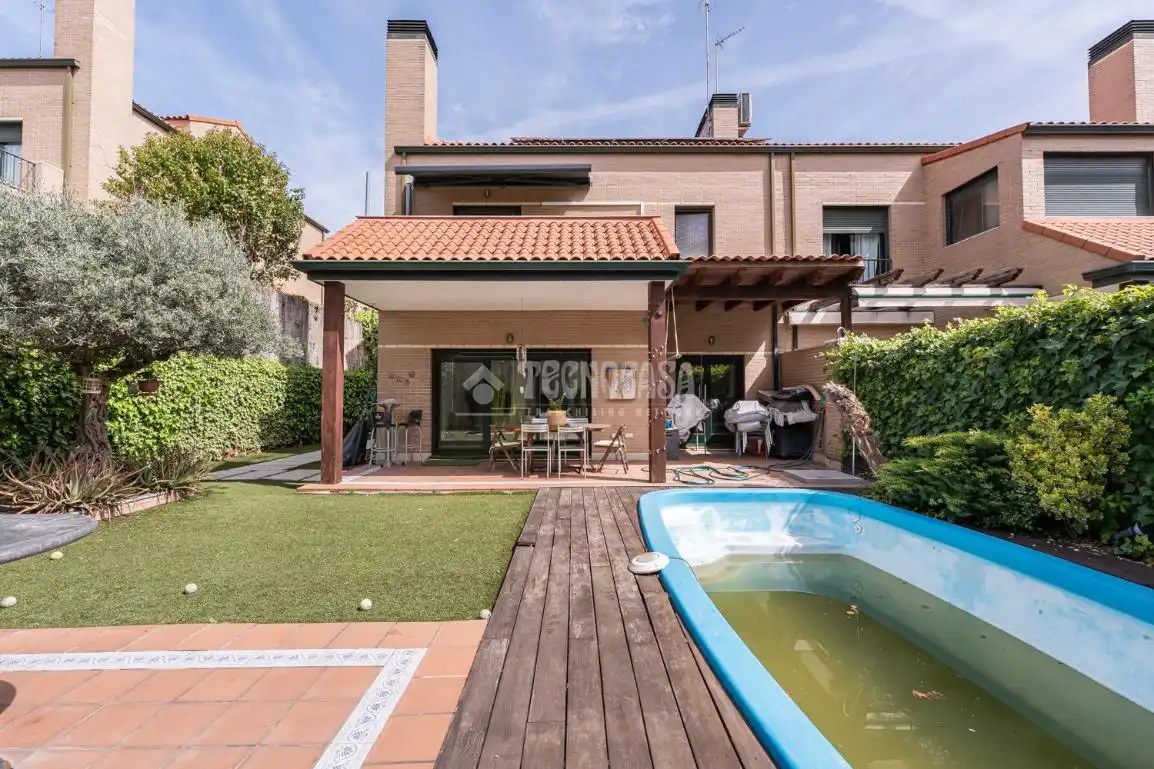 Jardín de Casa adosada en venta en Paracuellos de Jarama con Aire acondicionado, Calefacción y Jardín privado
