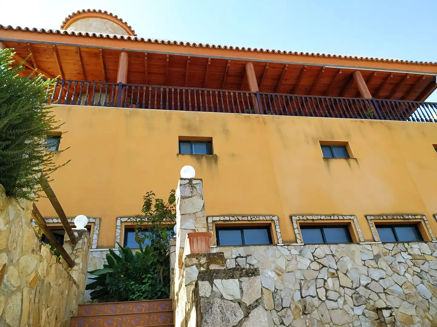 Vista exterior de Casa o xalet en venda en Villanueva del Río y Minas amb Aire condicionat, Jardí privat i Terrassa