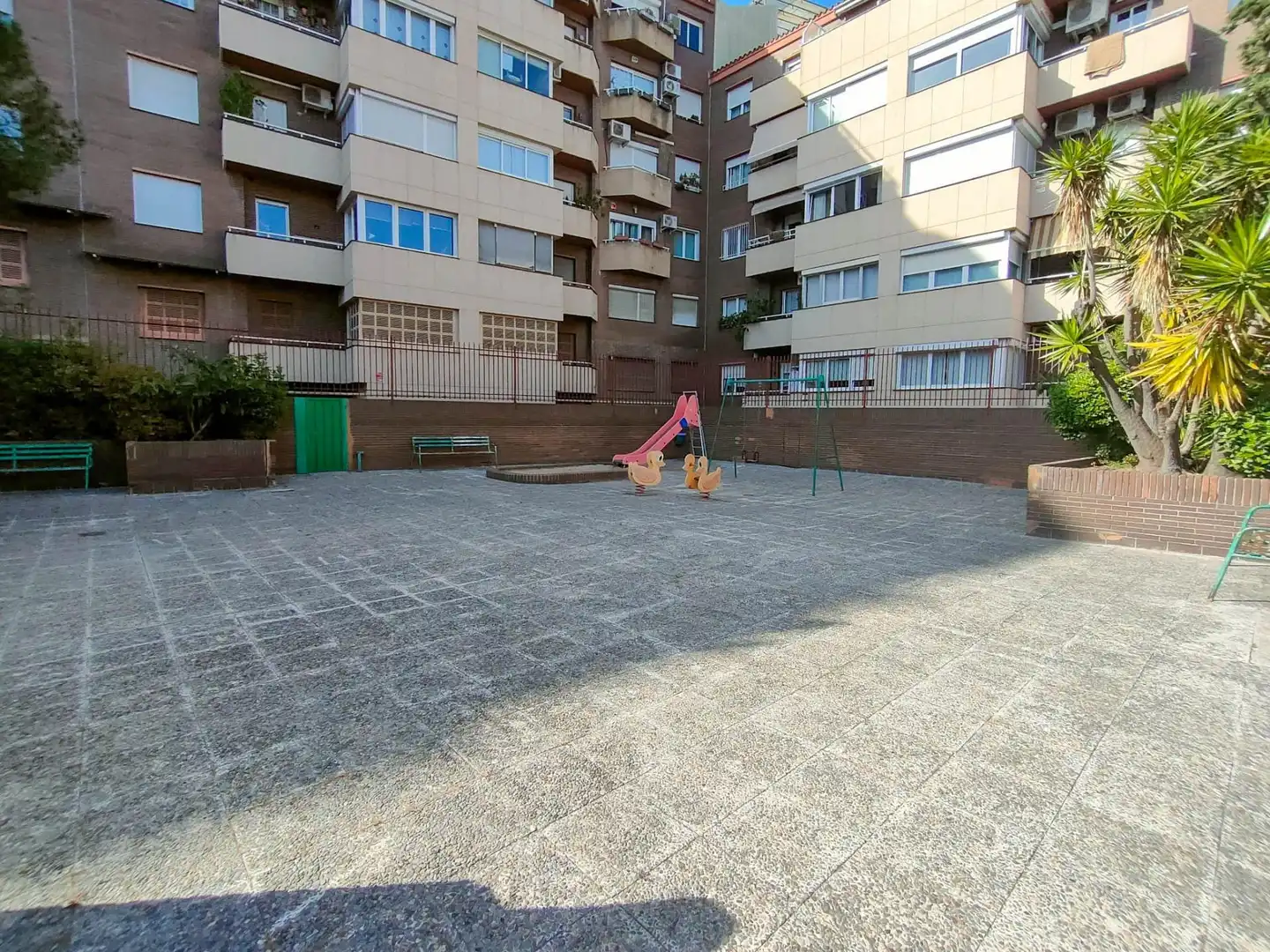 Parkplatz von Wohnung zum Verkauf in Barcelona mit Klimaanlage, Heizung und Privatgarten