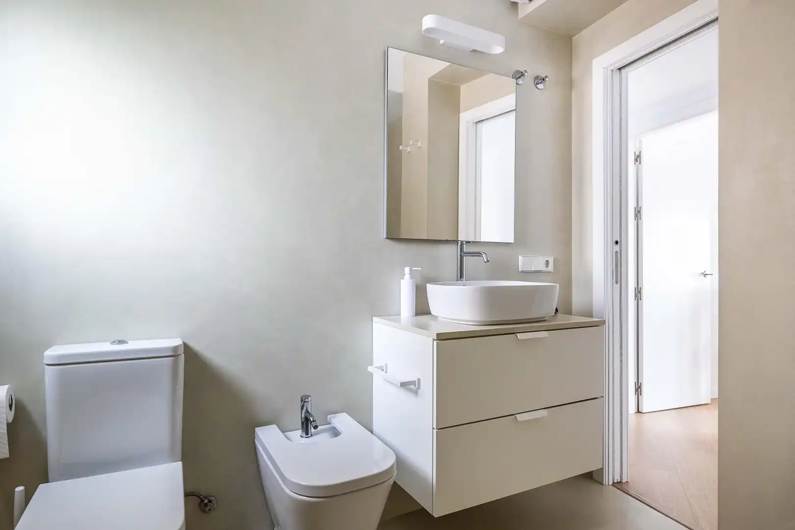 Bathroom of Flat for sale in Sevilla  with Air Conditioner, Heating and Private garden