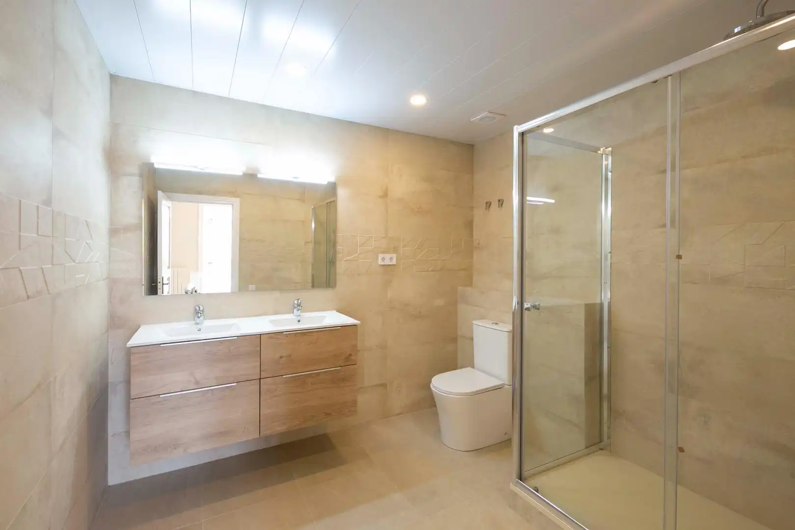 Baño de Piso de alquiler en Barcelona con Aire acondicionado, Calefacción y Balcón