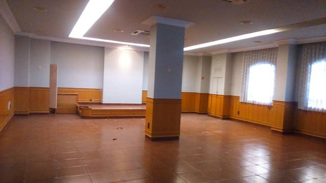 Local comercial en Alquiler en Calle de Celso Emilio Ferreiro en Parque Palomar – Bombarda