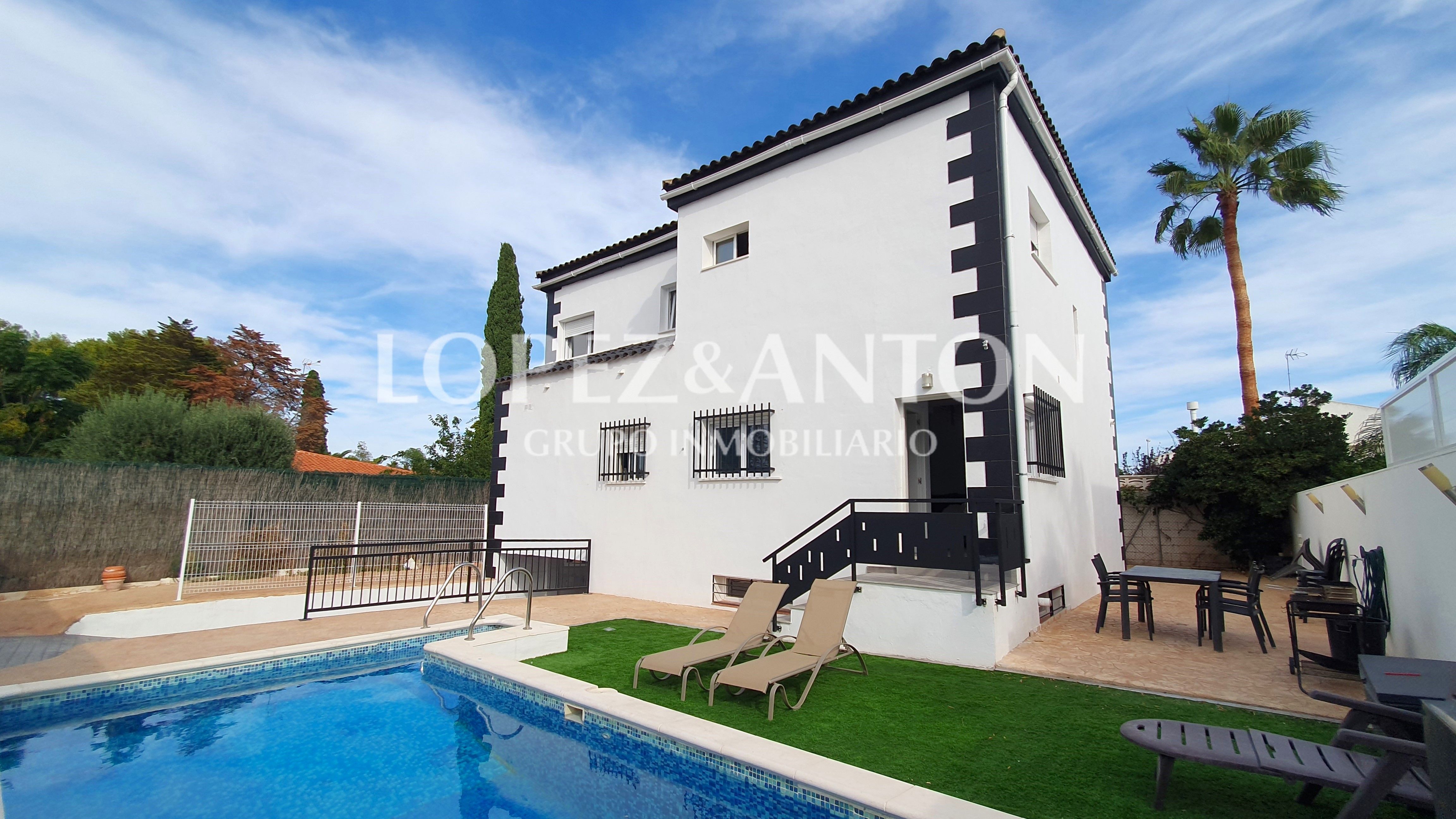 Vista exterior de Casa o chalet en venta en L'Eliana con Aire acondicionado, Calefacción y Jardín privado