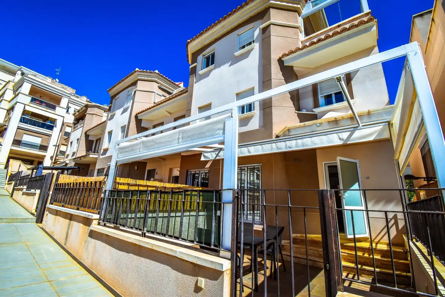 Vista exterior de Casa o chalet en venta en Santa Pola con Terraza, Piscina y Piscina comunitaria