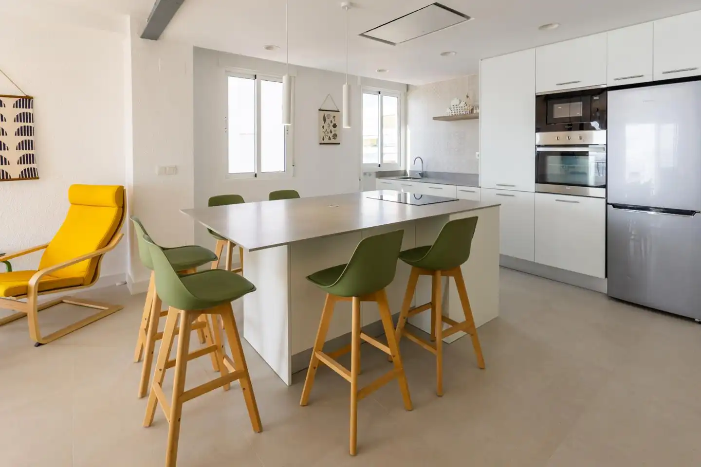 Küche von Wohnung zum Verkauf in Santa Pola mit Klimaanlage und Terrasse