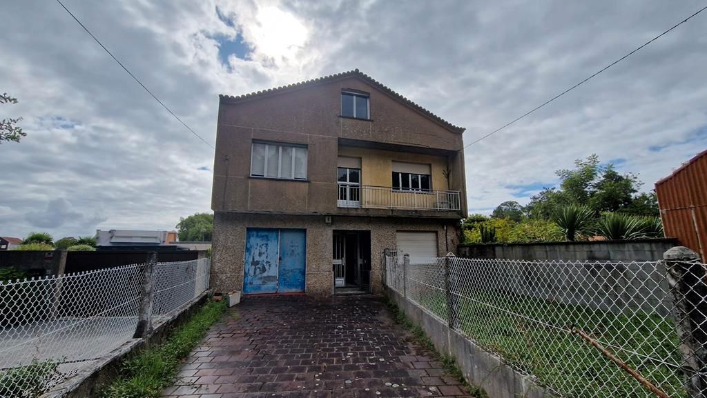Vista exterior de Casa o xalet en venda en Boiro amb Jardí privat, Traster i Balcó