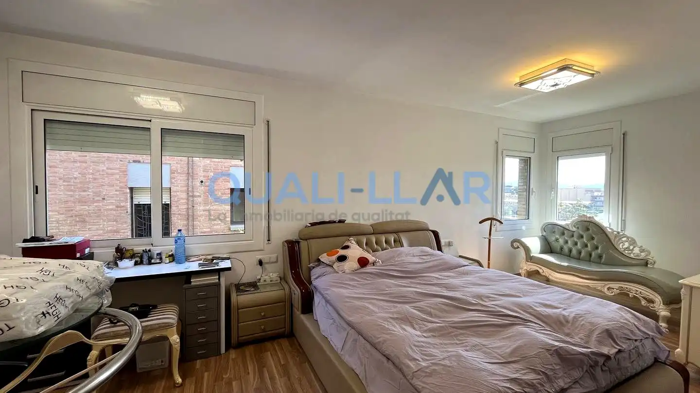 Dormitori de Pis en venda en Sant Feliu de Llobregat amb Aire condicionat, Jardí privat i Parquet