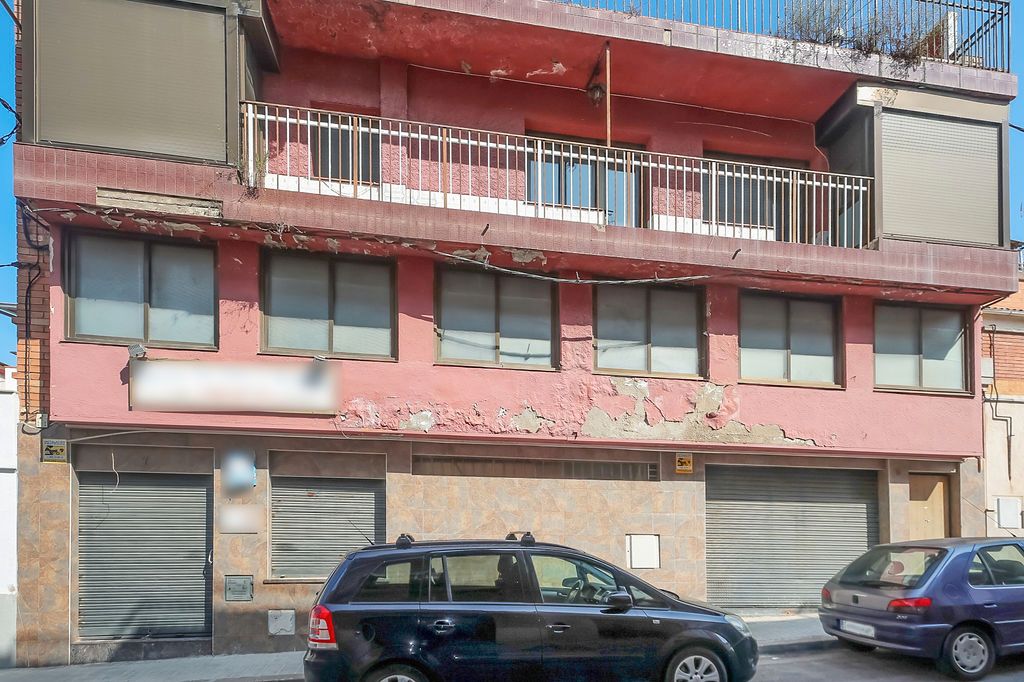 Vista exterior de Edifici en venda en Sabadell